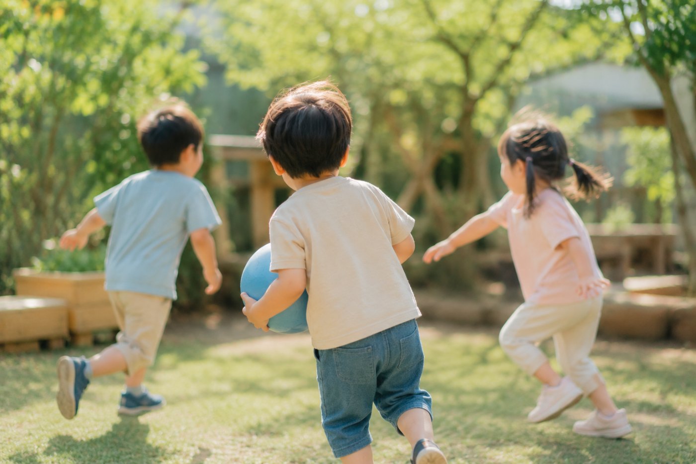 園庭を歩く子どもたち