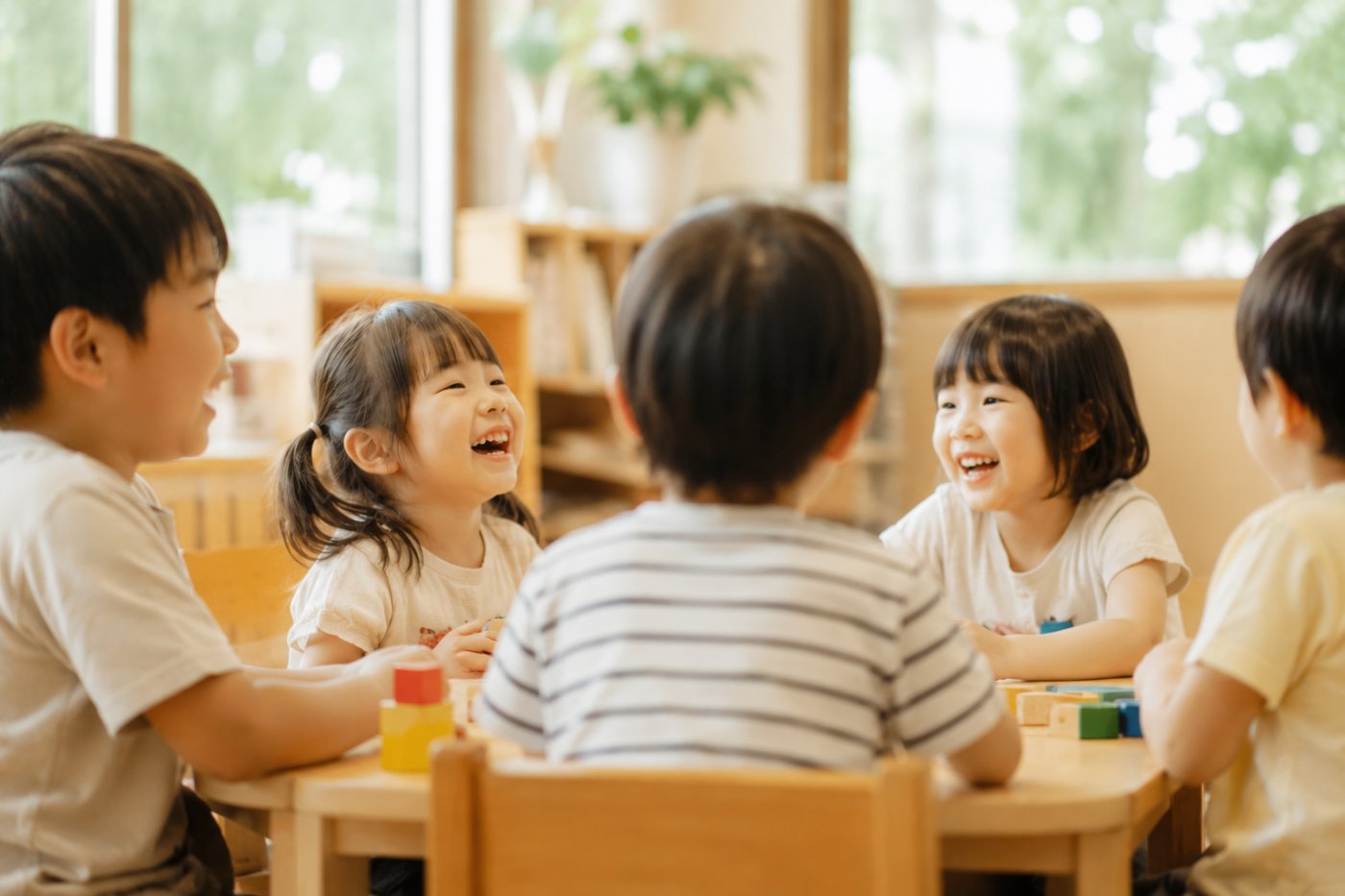 テーブルを囲んで笑う子どもたち
